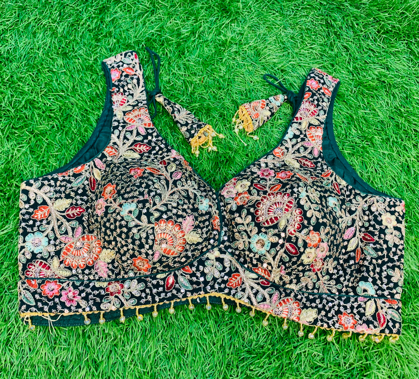 Sequence thread work sleeveless blouse