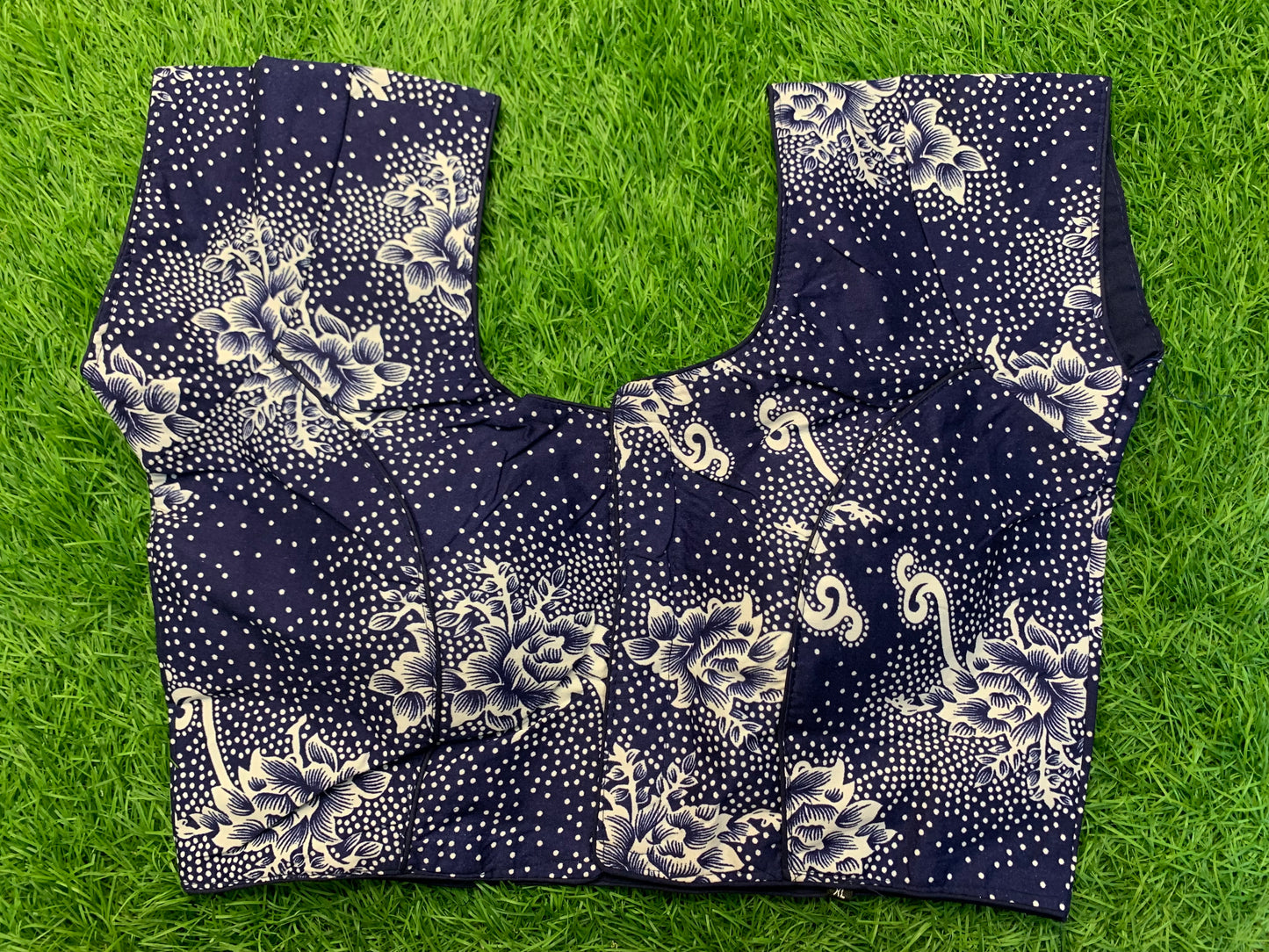 Navy blue 🌼 flower prints
