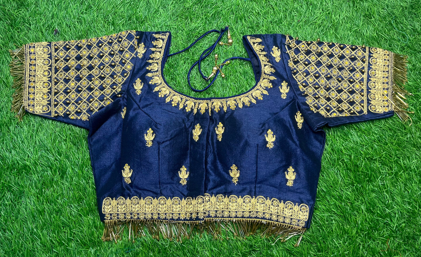Navy blue hanging with fancy lace blouse 👚