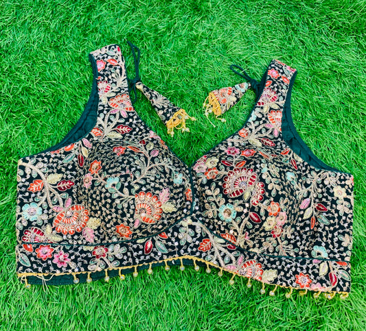 Sequence thread work sleeveless blouse